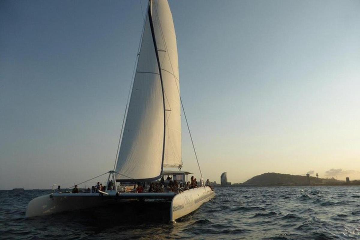 Un grupo de personas en un velero en el agua.
