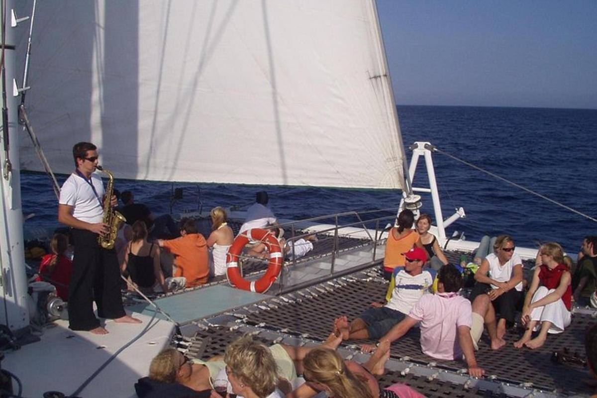 un grupo de personas sentadas en un velero