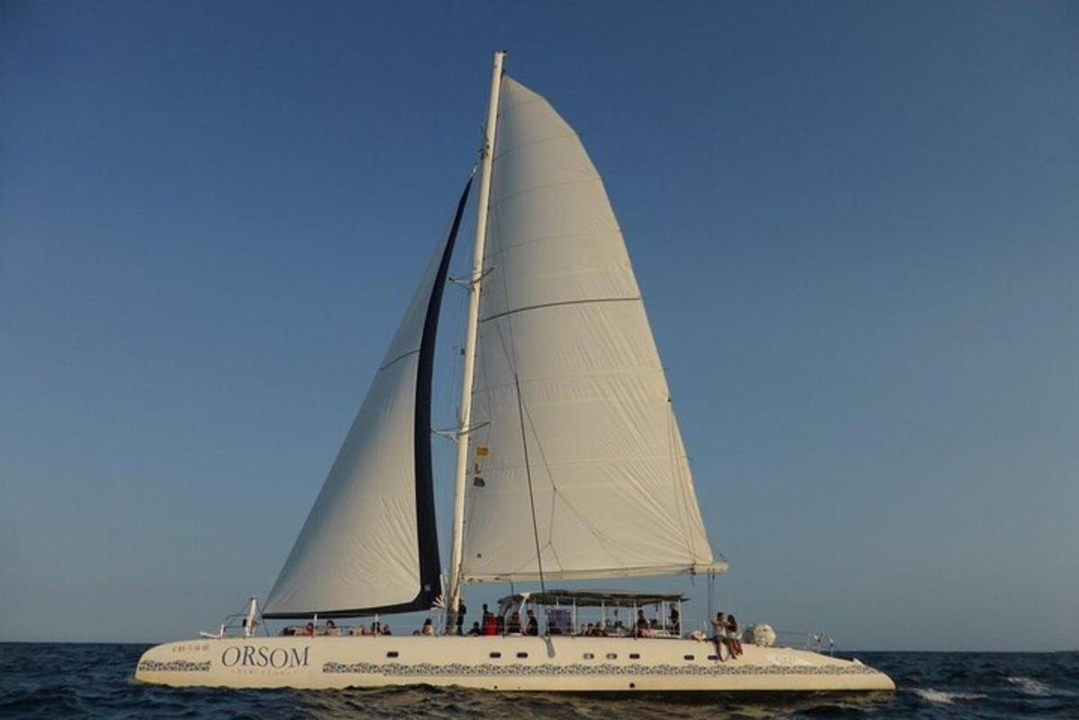 Un velero con gente a bordo en el agua.
