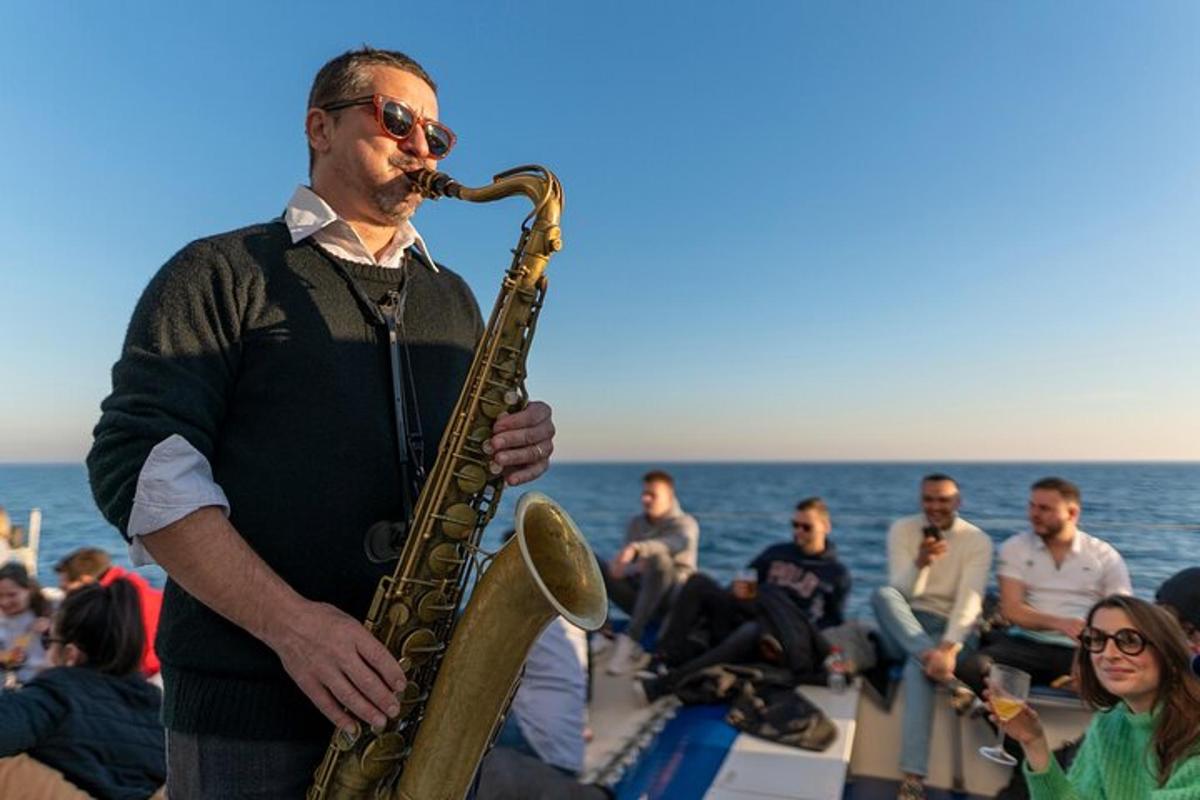 muž hrající na saxofon na lodi