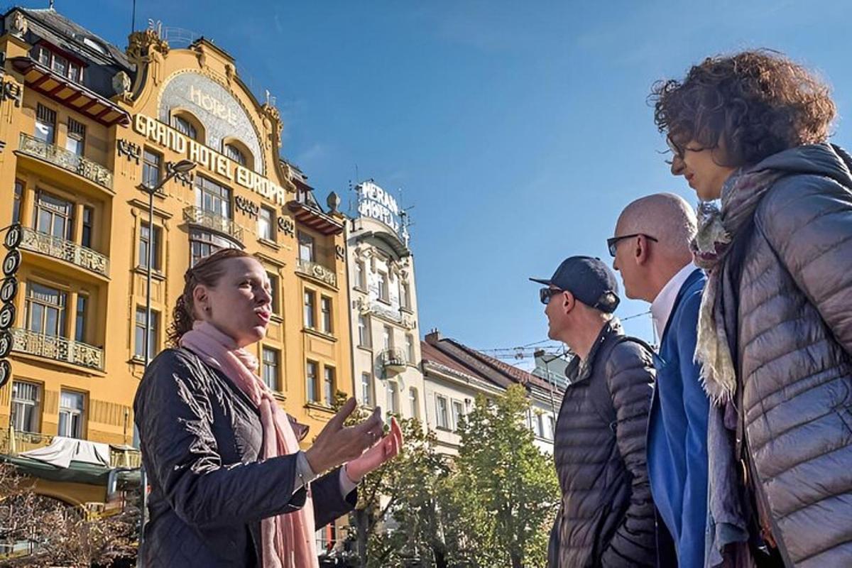 skupina lidí stojících před budovou