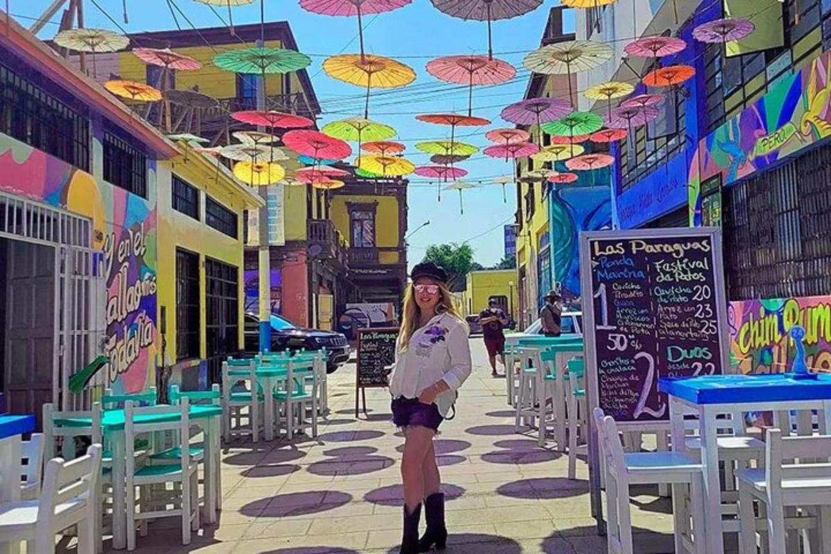 một người phụ nữ đứng trước đường với những chiếc ô