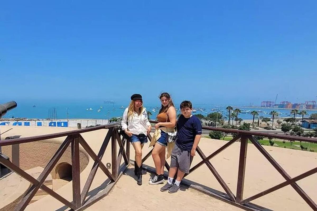 ba người đứng trên một cây cầu gần bãi biển