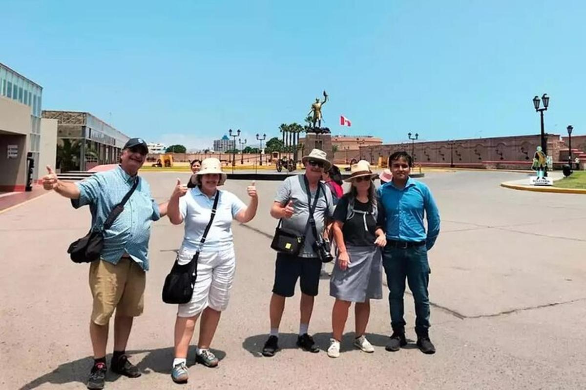 група људи позира за фотографију