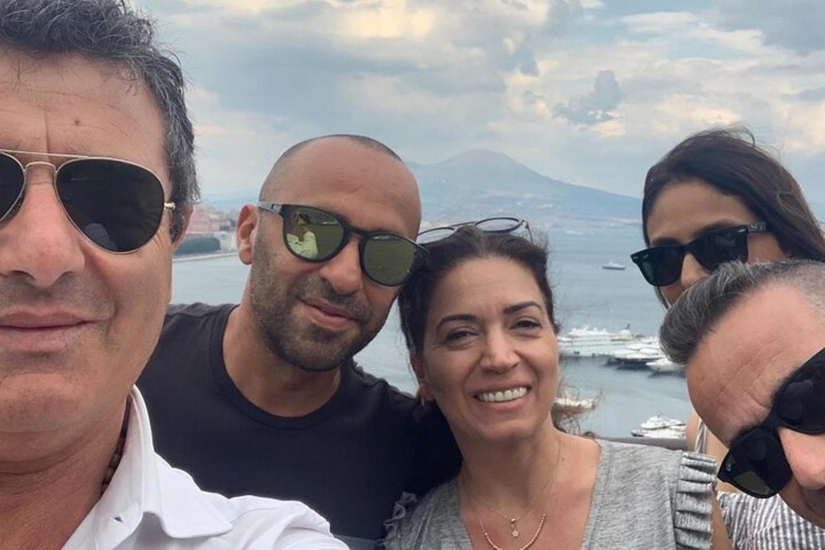 un groupe de personnes posant pour une photo