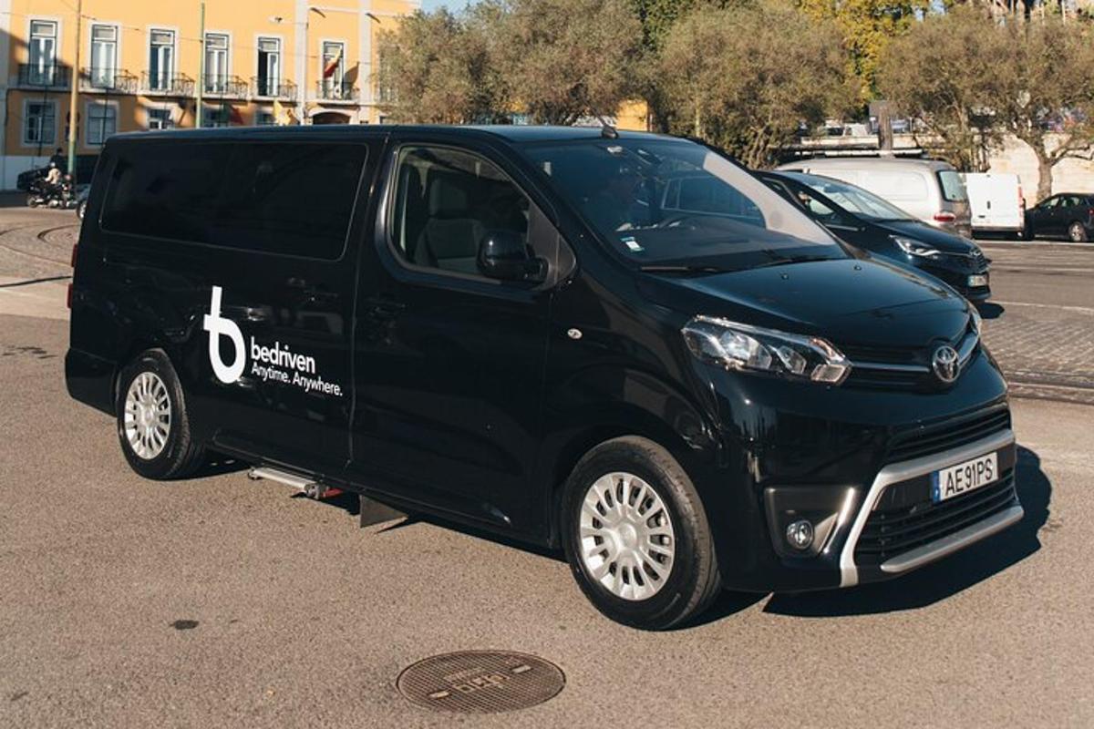 must kaubik pargitud parklasse