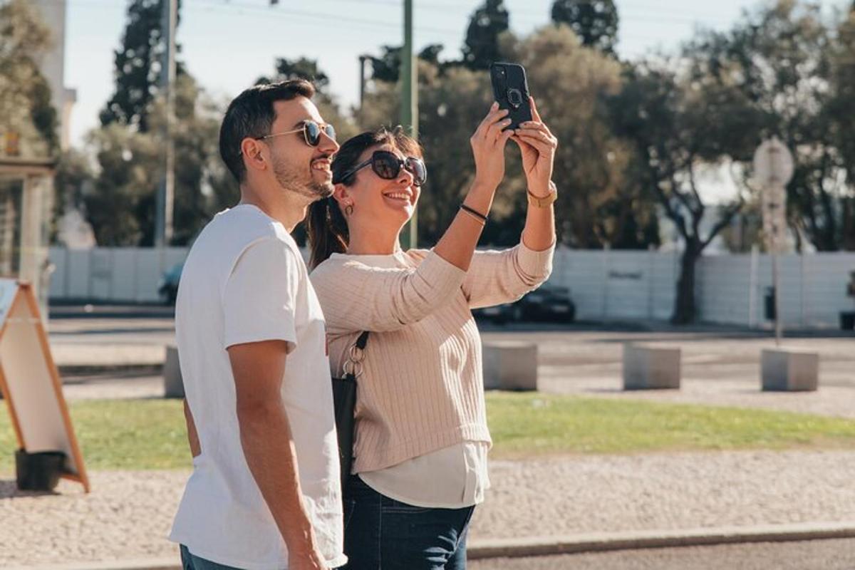 mees ja naine teevad mobiiltelefoniga pilti