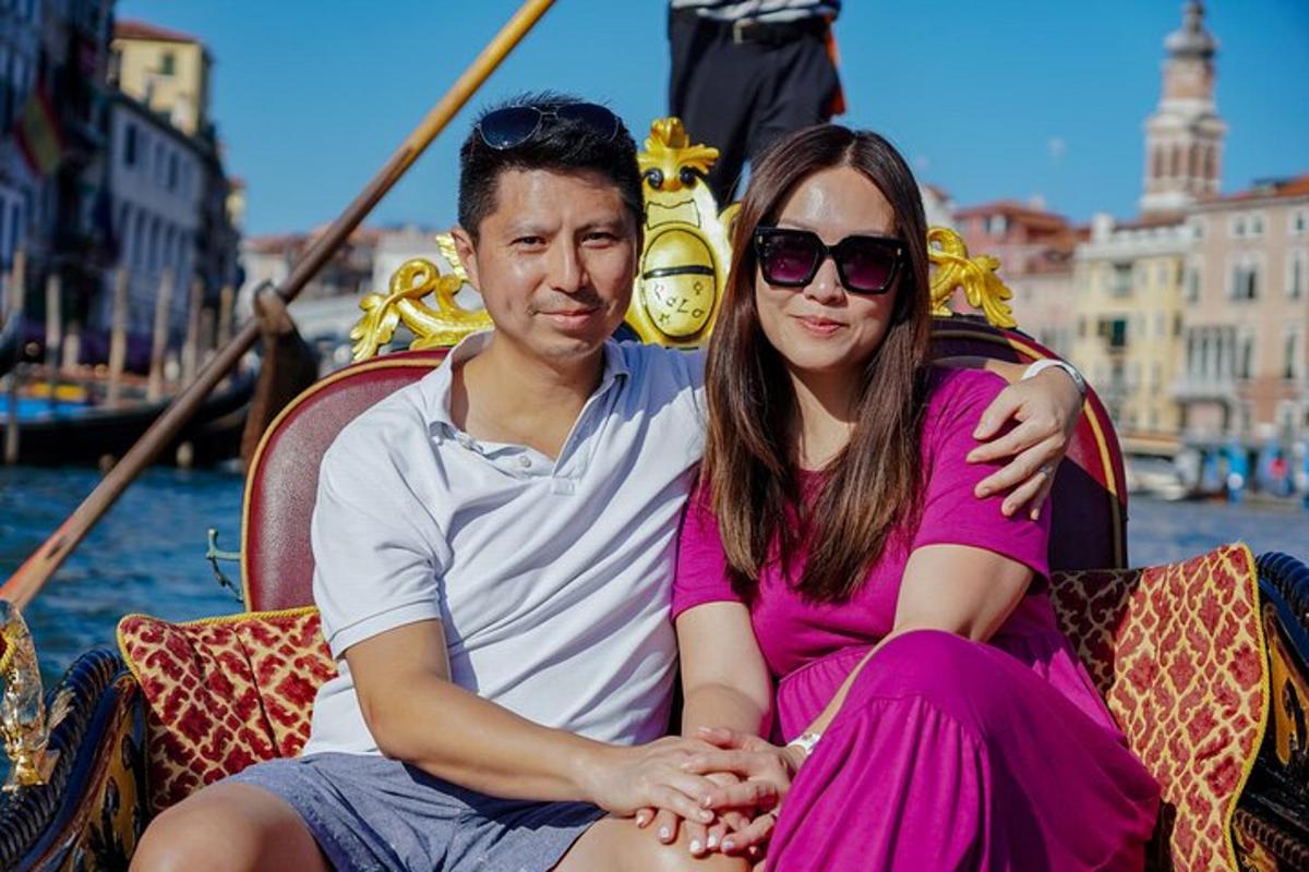 seorang lelaki dan seorang wanita duduk di atas gondola