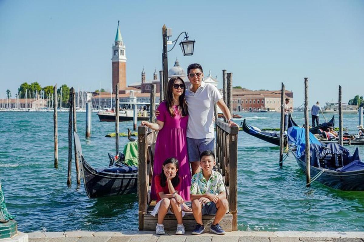 una famiglia in posa su un molo con gondole