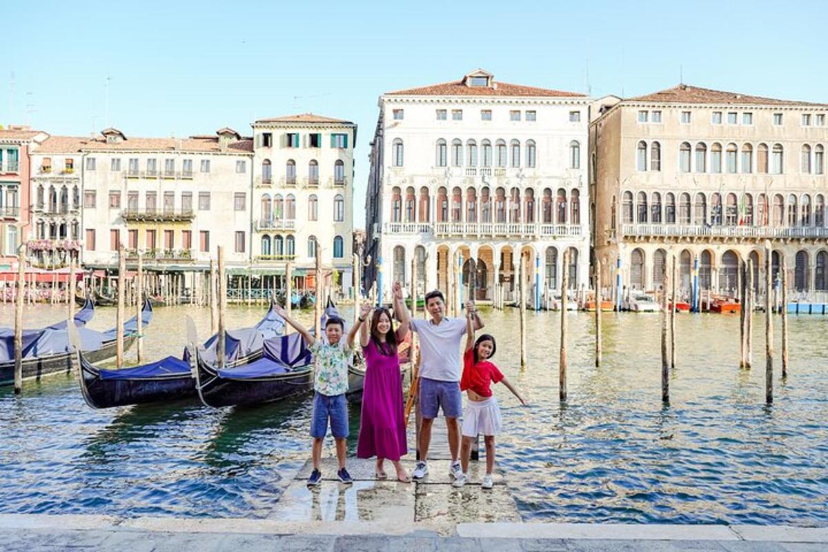 una famiglia in posa per una foto davanti a un canale