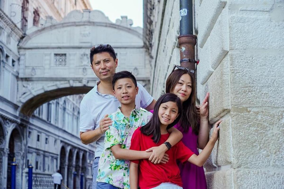 una famiglia in posa per una foto davanti a un edificio