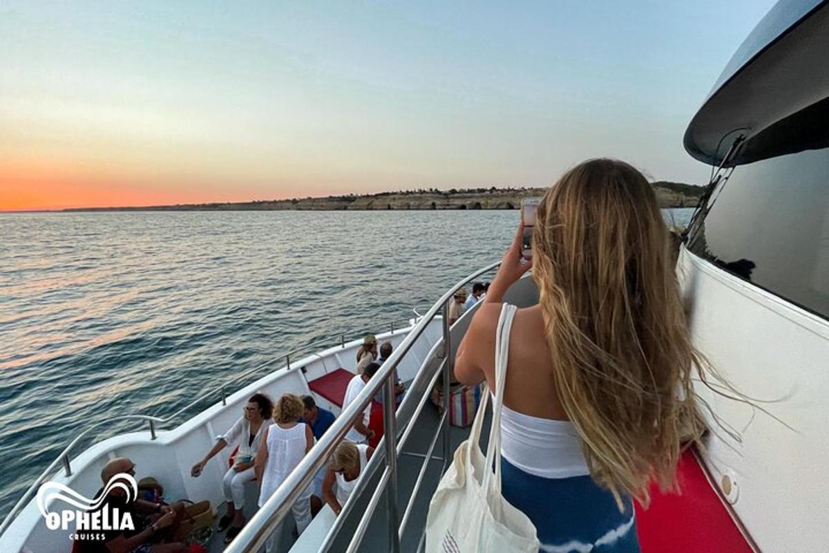 μια γυναίκα φωτογραφίζει ανθρώπους σε μια βάρκα