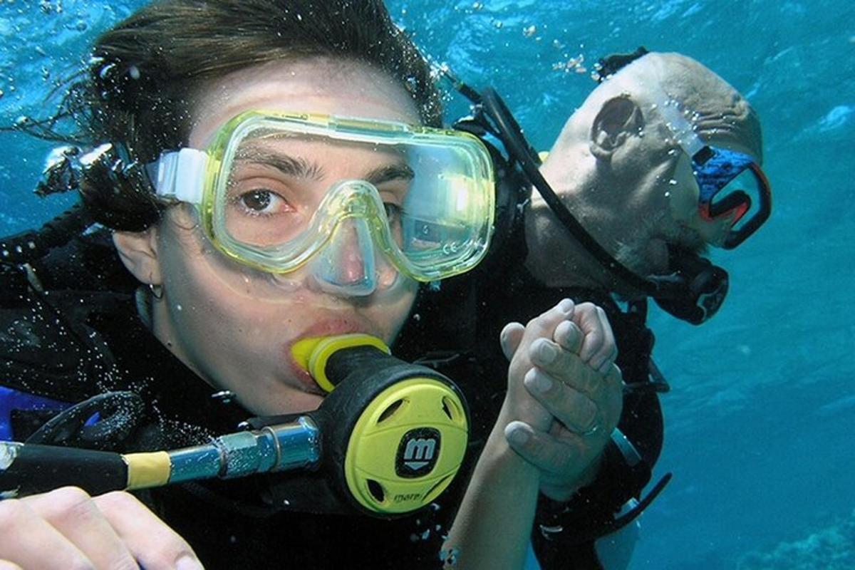 due persone in acqua con un dispositivo per lo snorkeling