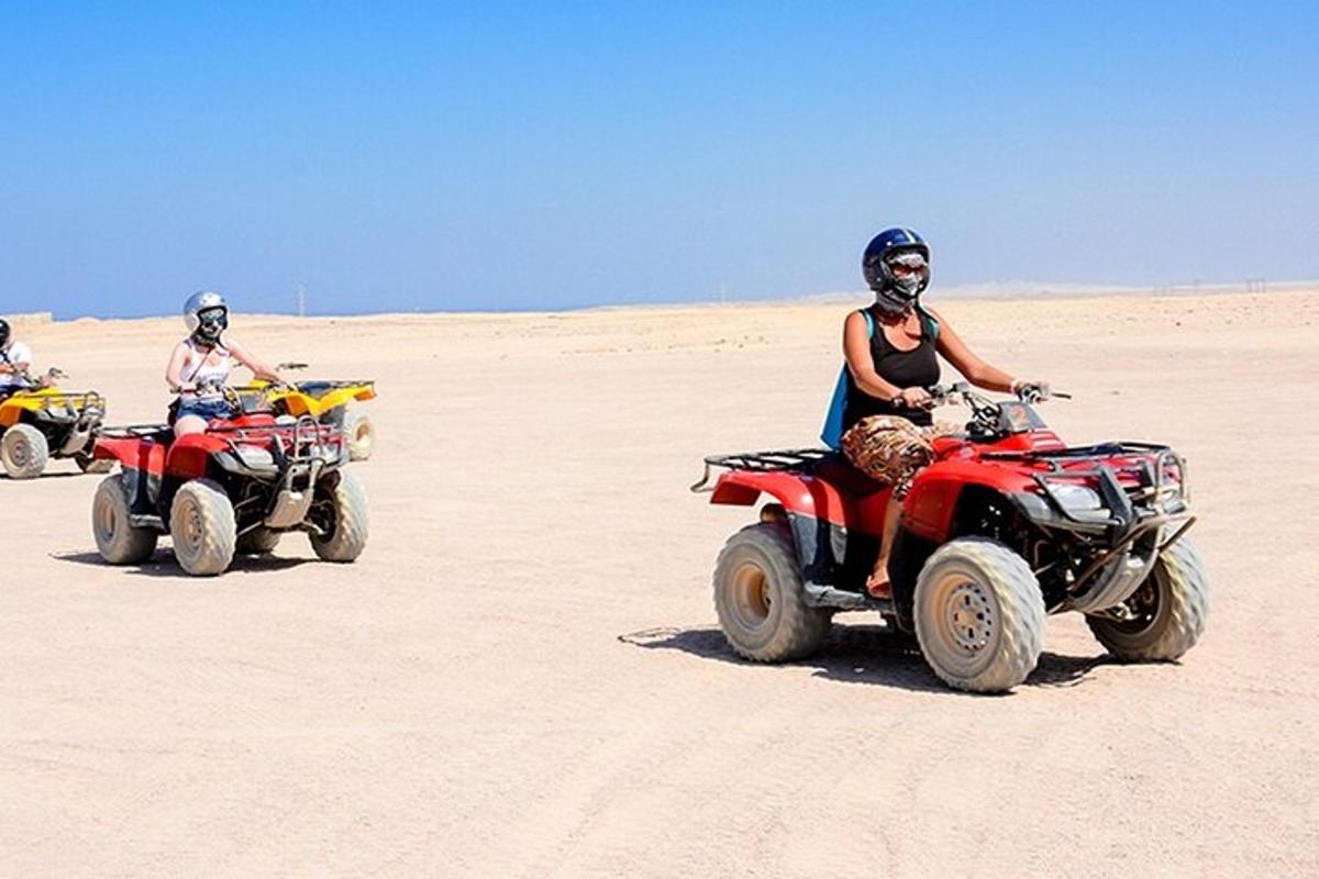 due persone che guidano quad nel deserto