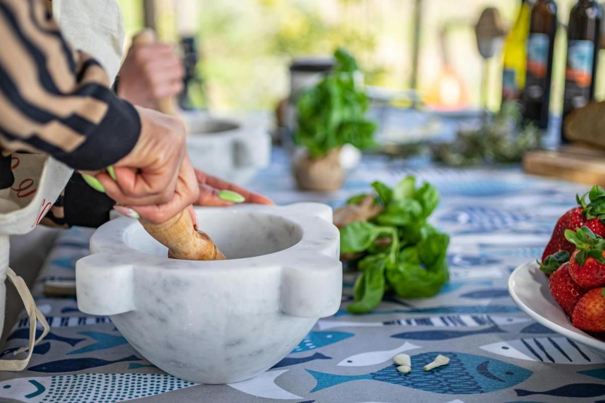 una persona sta mettendo del cibo in una ciotola su un tavolo