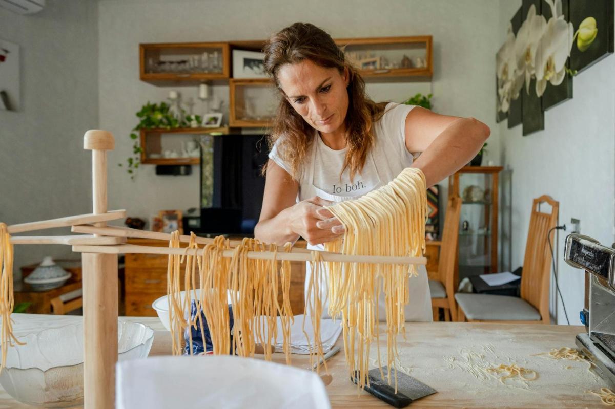 una donna che lavora un pezzo di legno su un tavolo