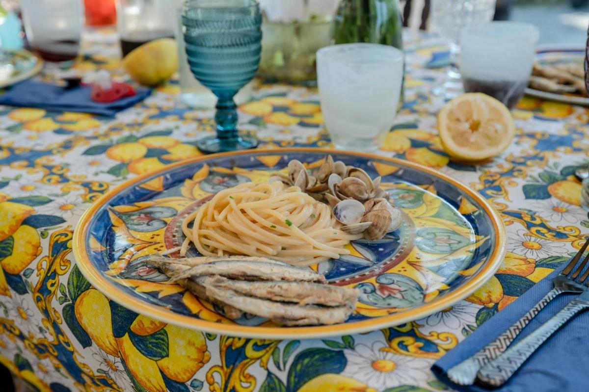 un piatto di spaghetti e funghi su un tavolo