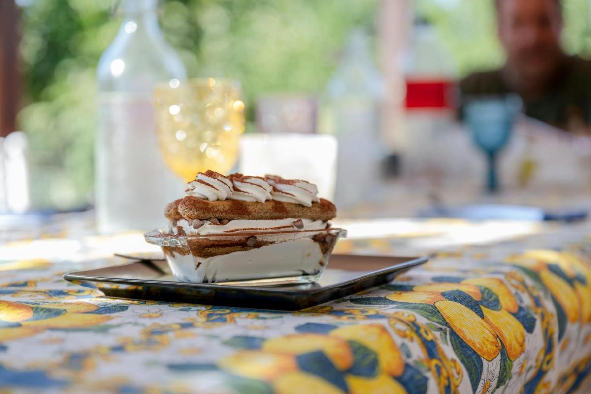 un dessert su un piatto su un tavolo