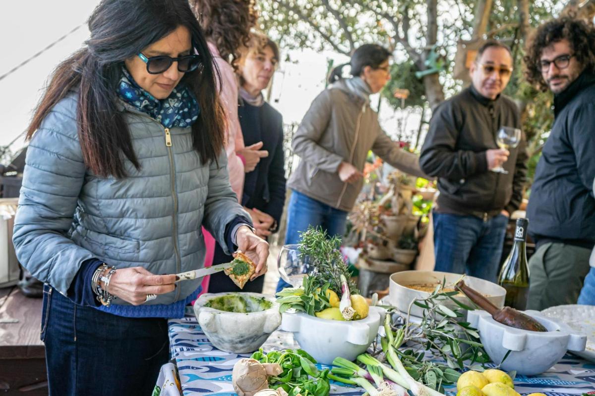 una donna sta preparando il cibo su un tavolo con un tavolo
