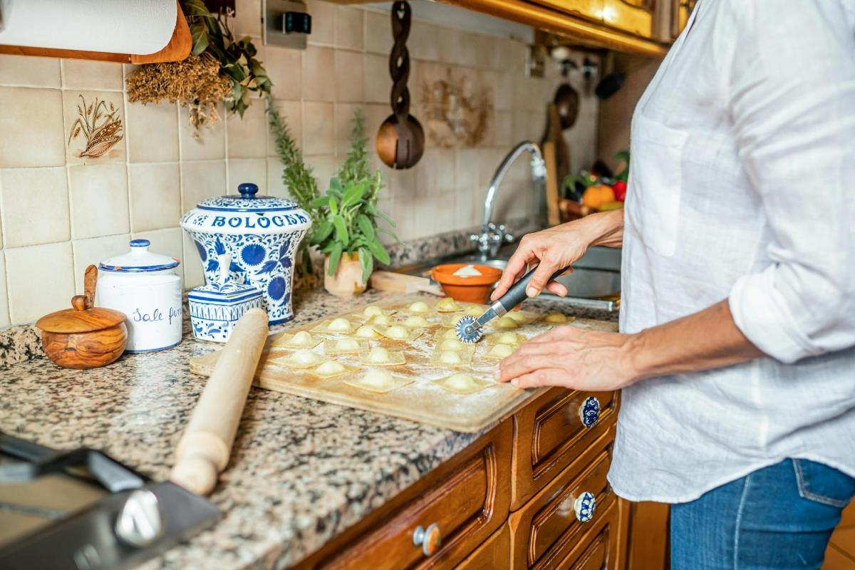 seorang lelaki di dapur menyediakan makanan di atas papan pemotong