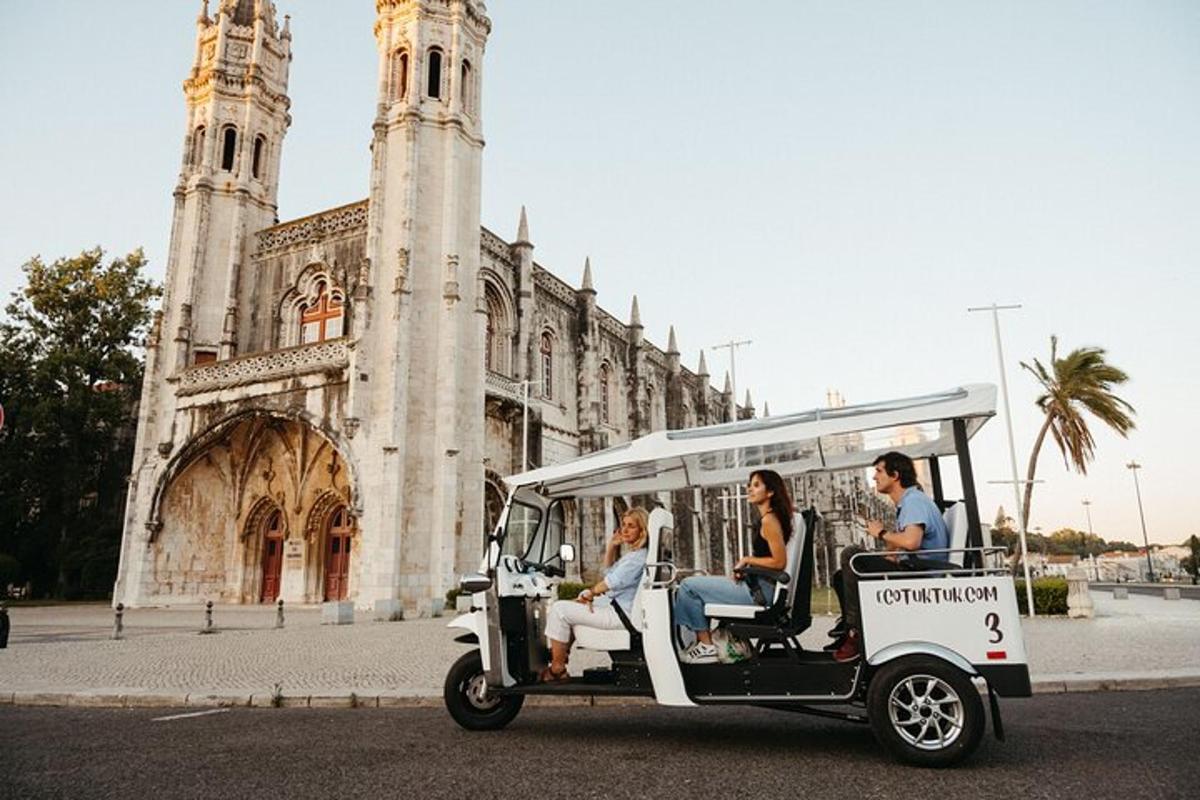 un gruppo di persone a bordo di un golf cart davanti a una chiesa