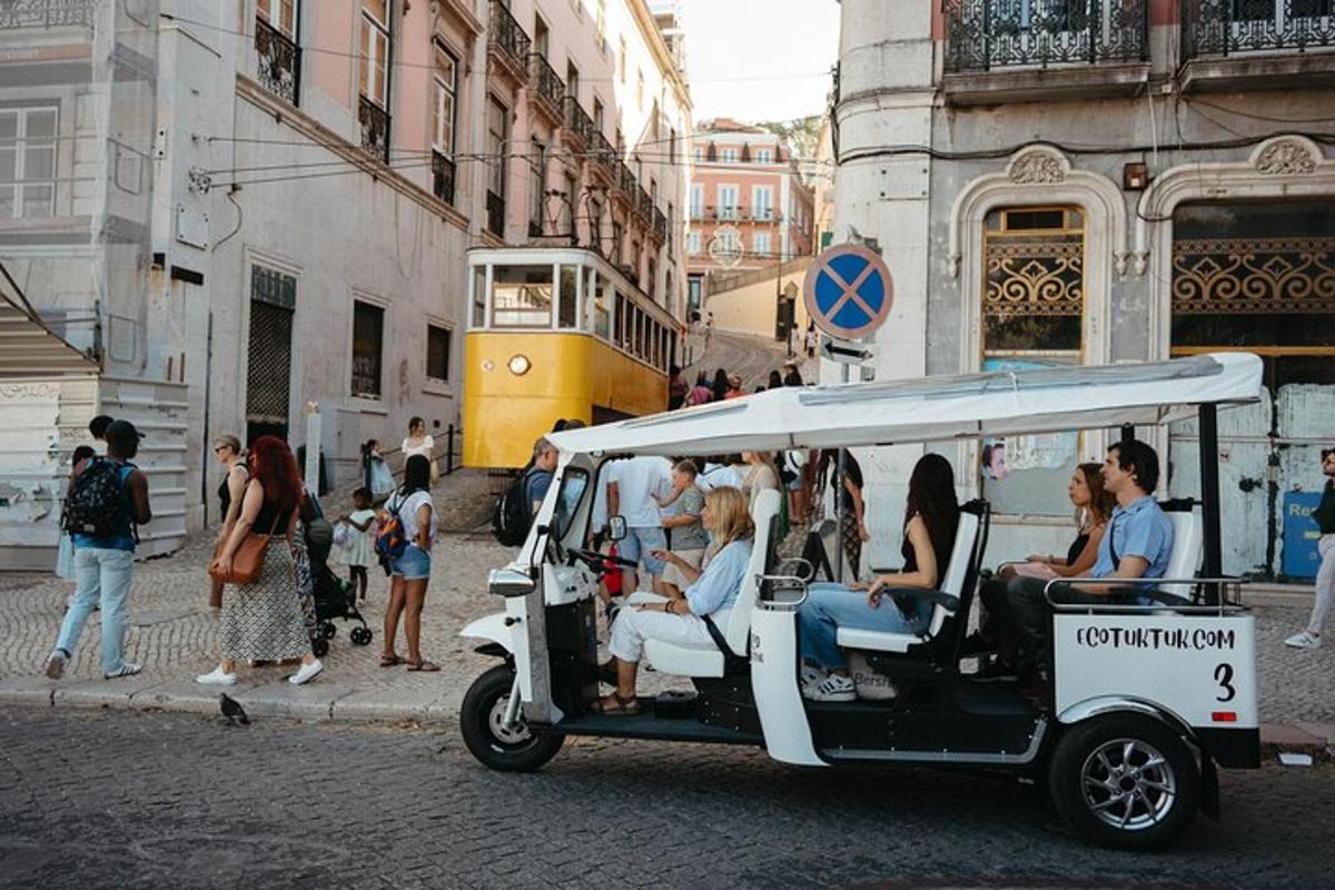 Un grupo de personas viajando en un carrito de golf en una calle.