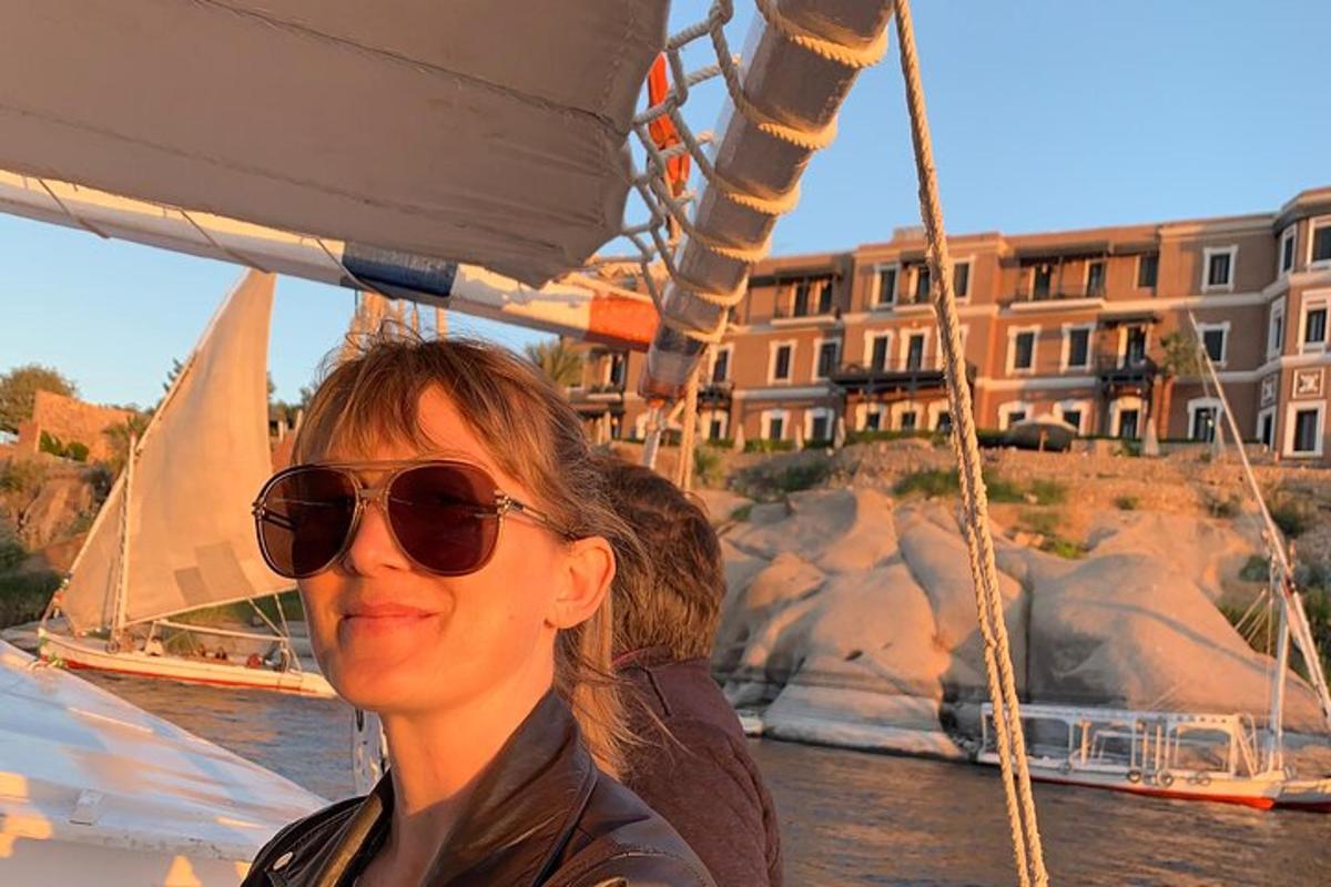 una donna su una barca in acqua