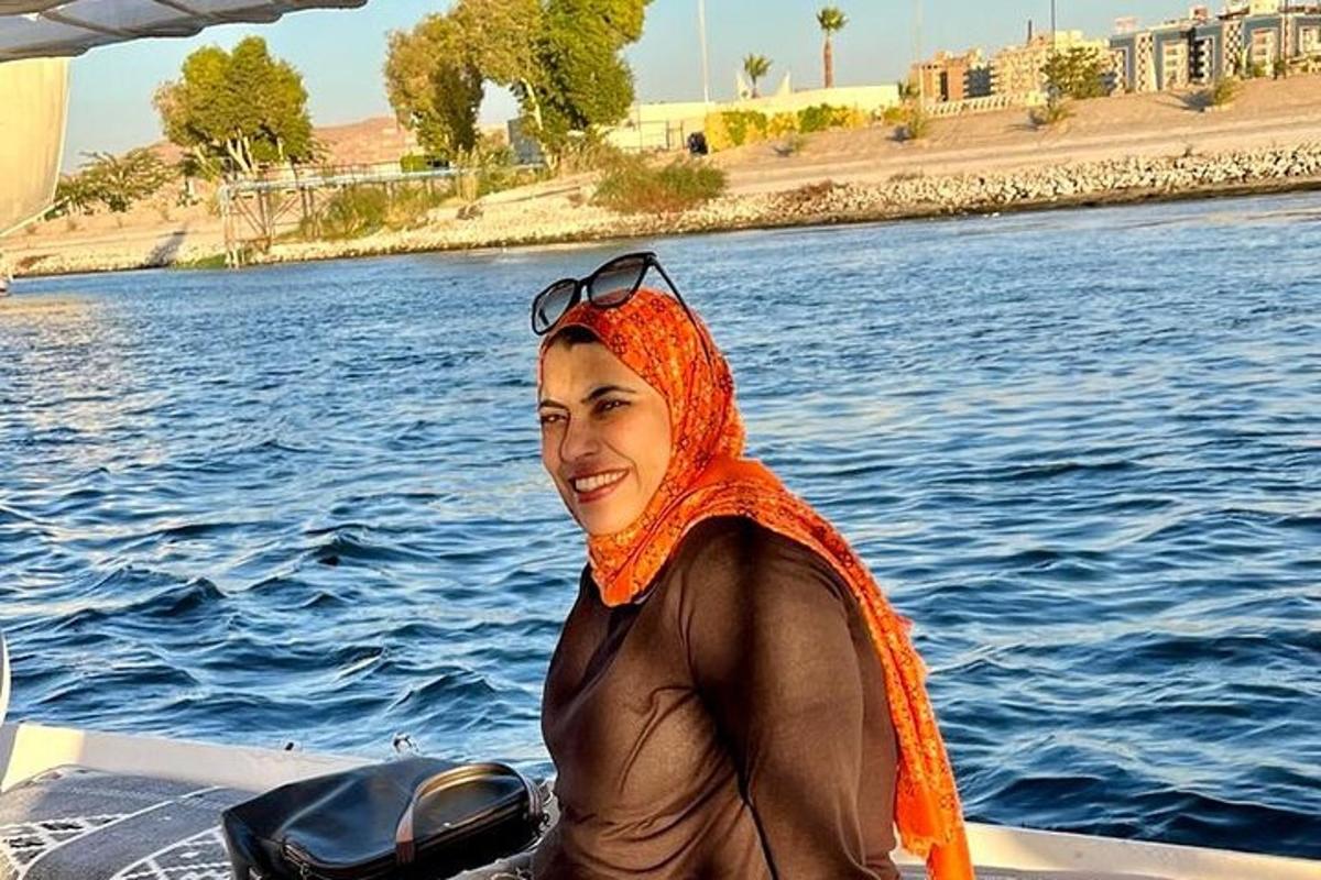 una donna seduta su una barca in acqua