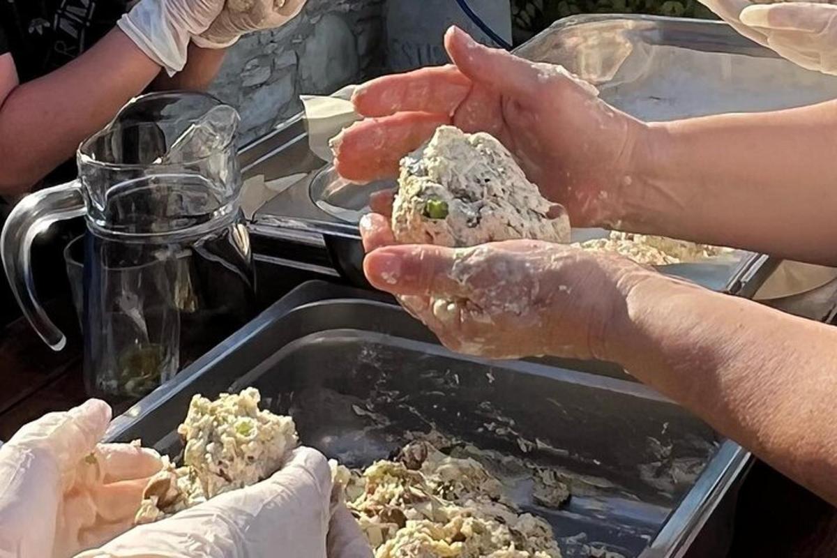 un gruppo di persone che mangiano cibo su un tavolo