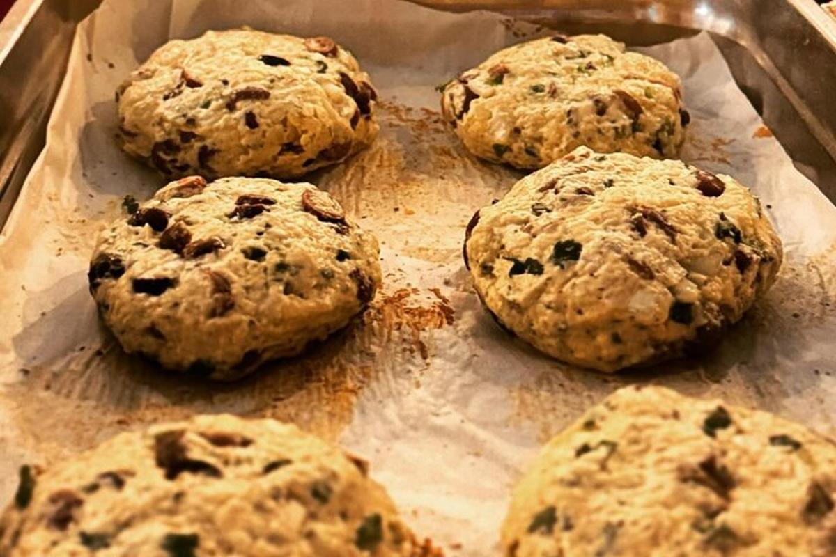 uno stampo per muffin riempito di biscotti con gocce di cioccolato