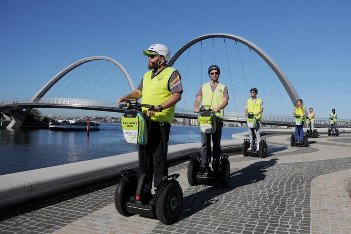 un grup de persones muntant segways en un pont