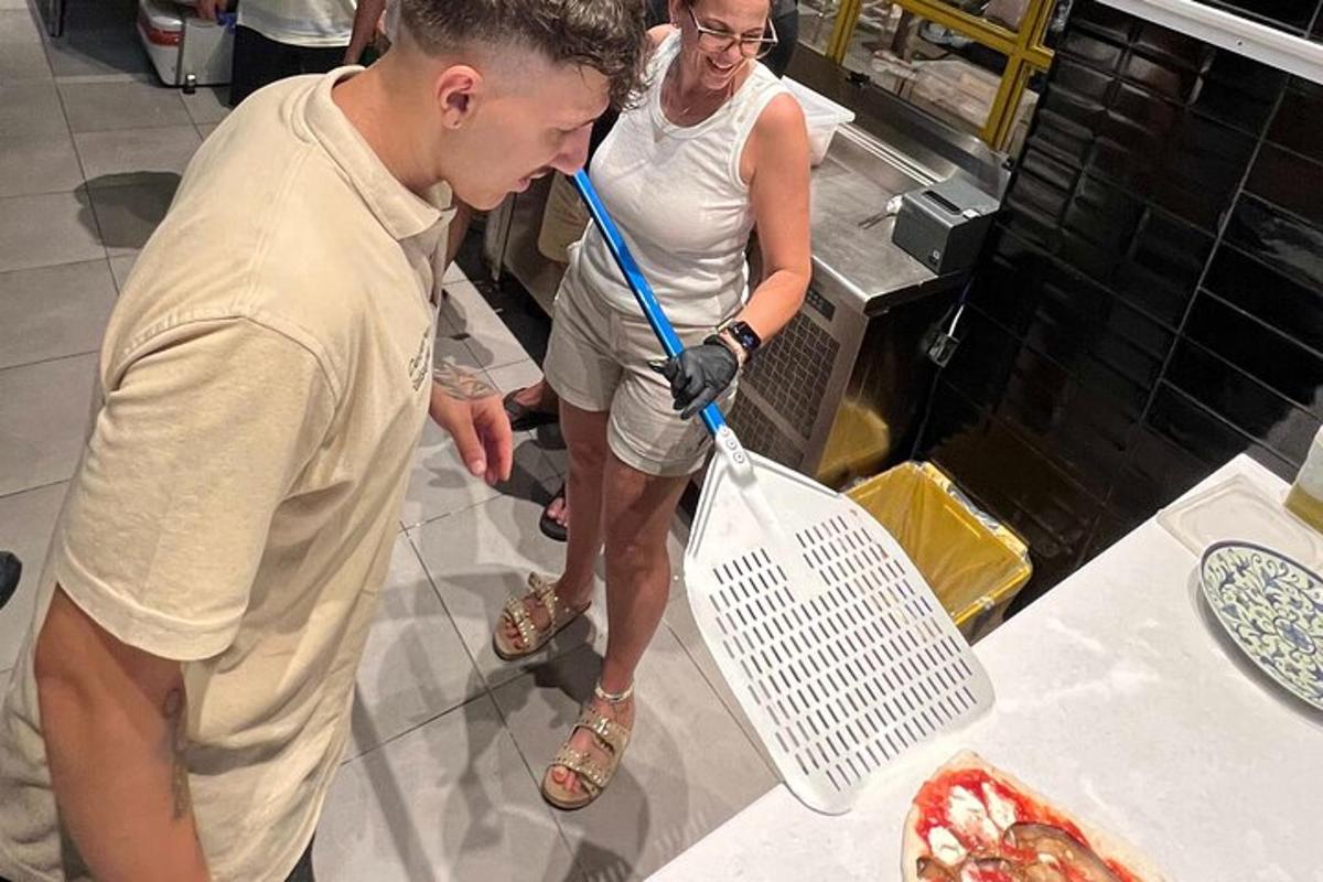 Egy férfi és egy nő áll a konyhában egy habverővel