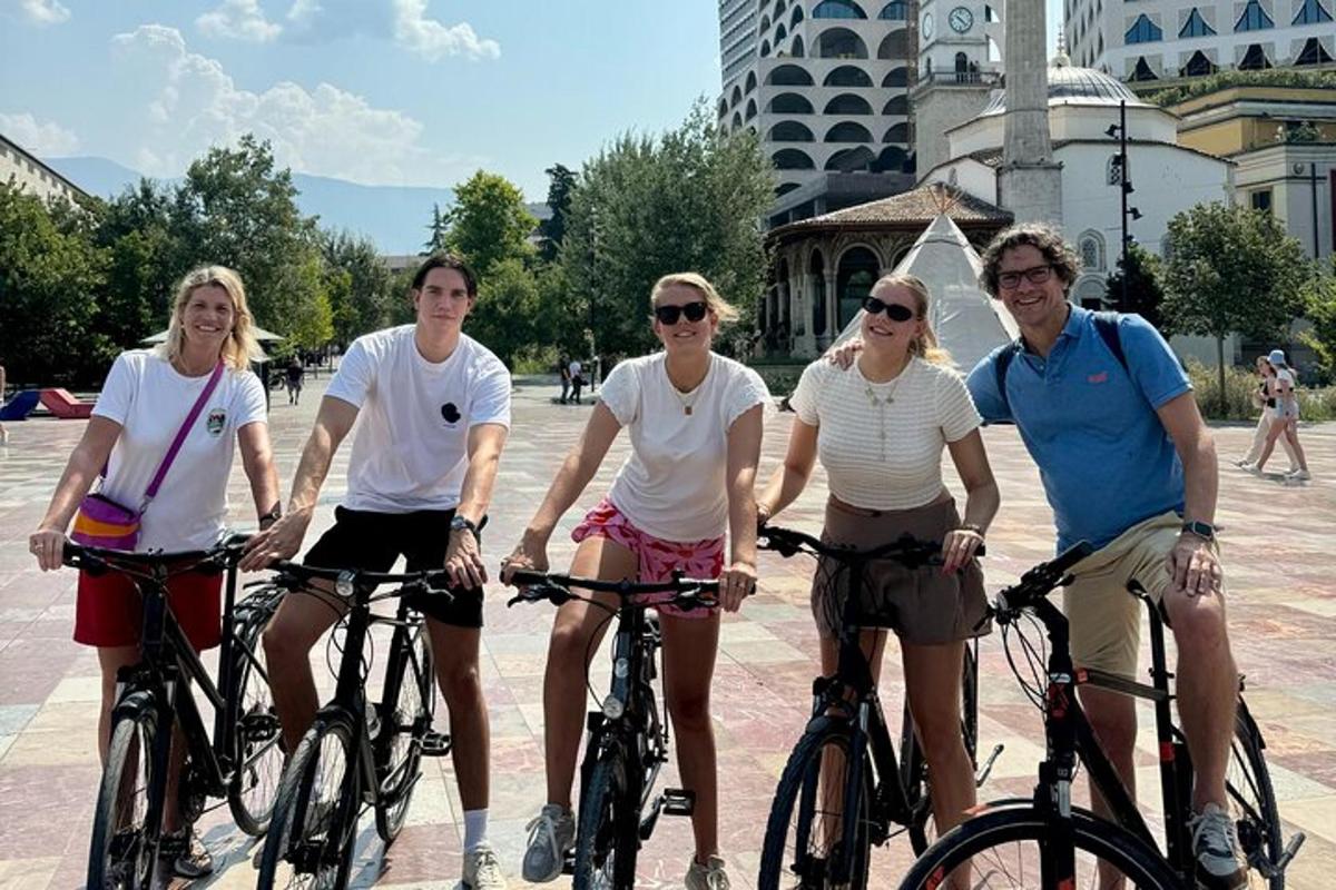 grupp inimesi, kes sõidavad jalgratastega hoone ees