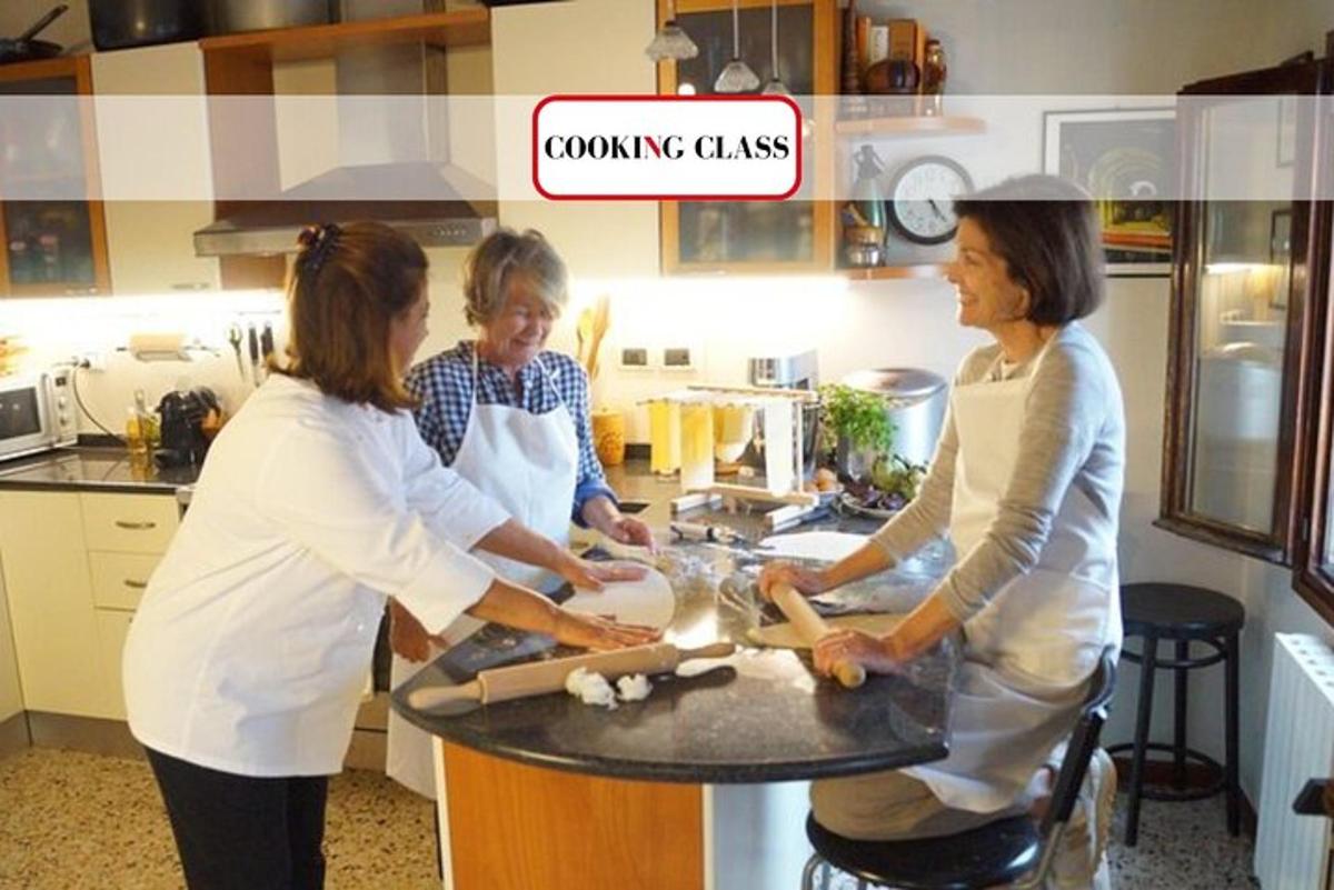 Þrjár konur standa í eldhúsi að útbúa mat