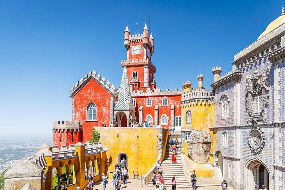 hrad s hodinovou věží na vrcholu