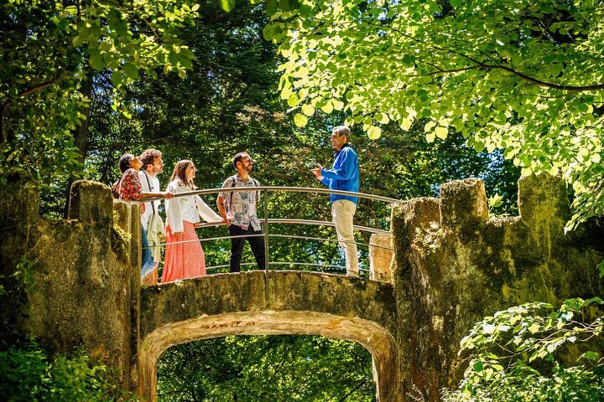 skupina ľudí stojacich na vrchole mosta