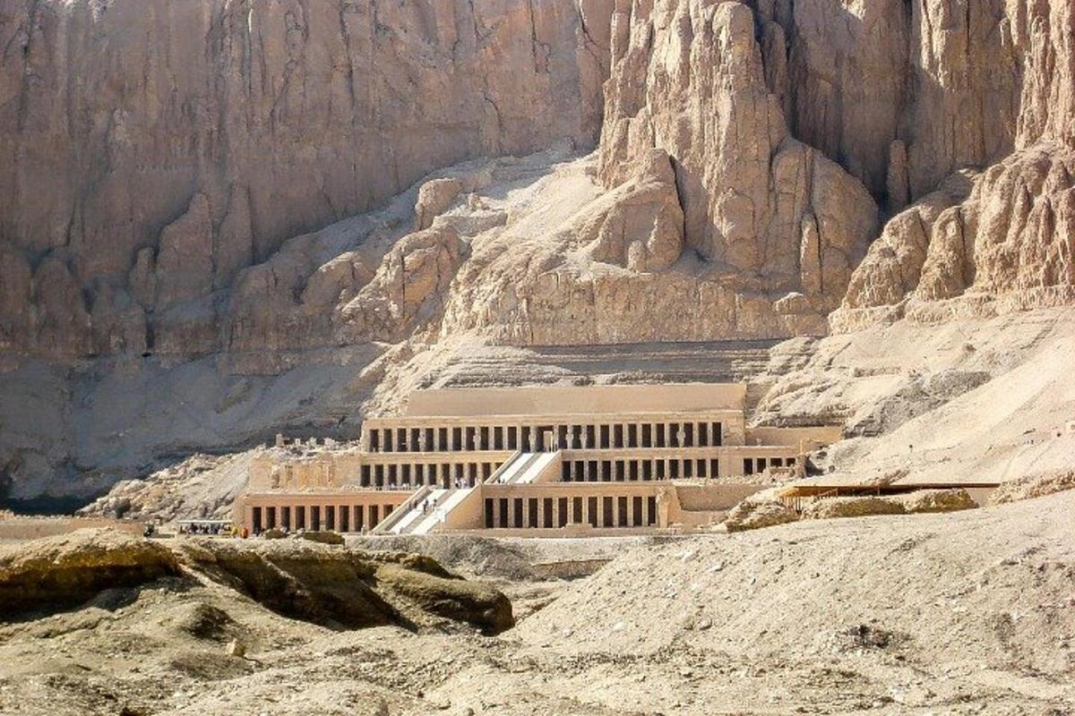 un edificio nel mezzo di una montagna rocciosa