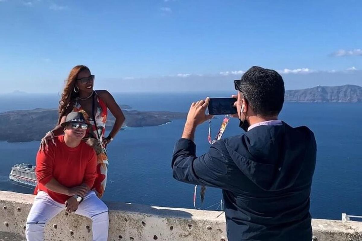un uomo che scatta una foto a una donna con una macchina fotografica