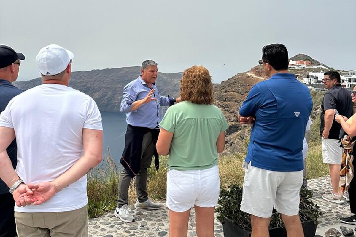 un gruppo di persone in piedi in cima a una collina