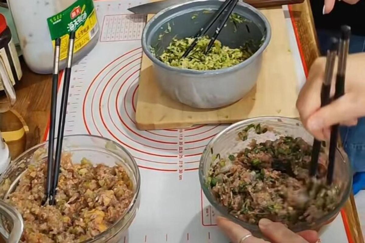 meja dengan dua mangkuk makanan dengan penyepit