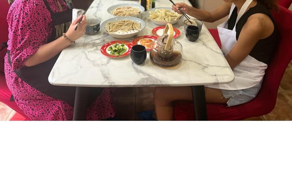 dues dones assegudes a una taula amb menjar
