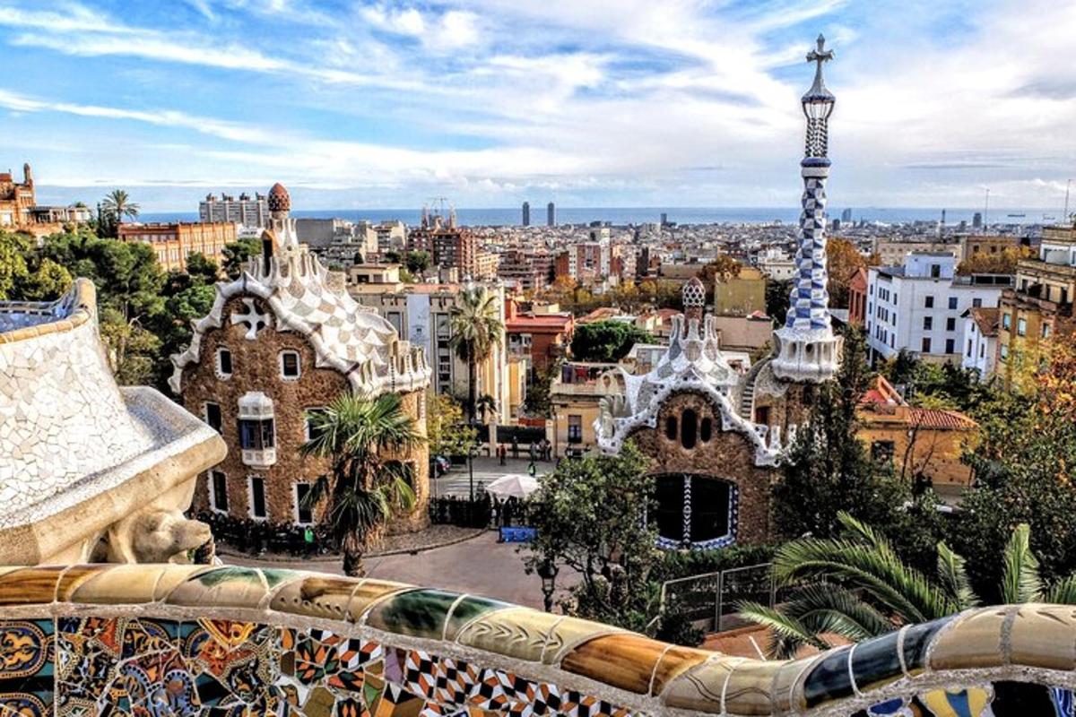 una vista di una città da un balcone