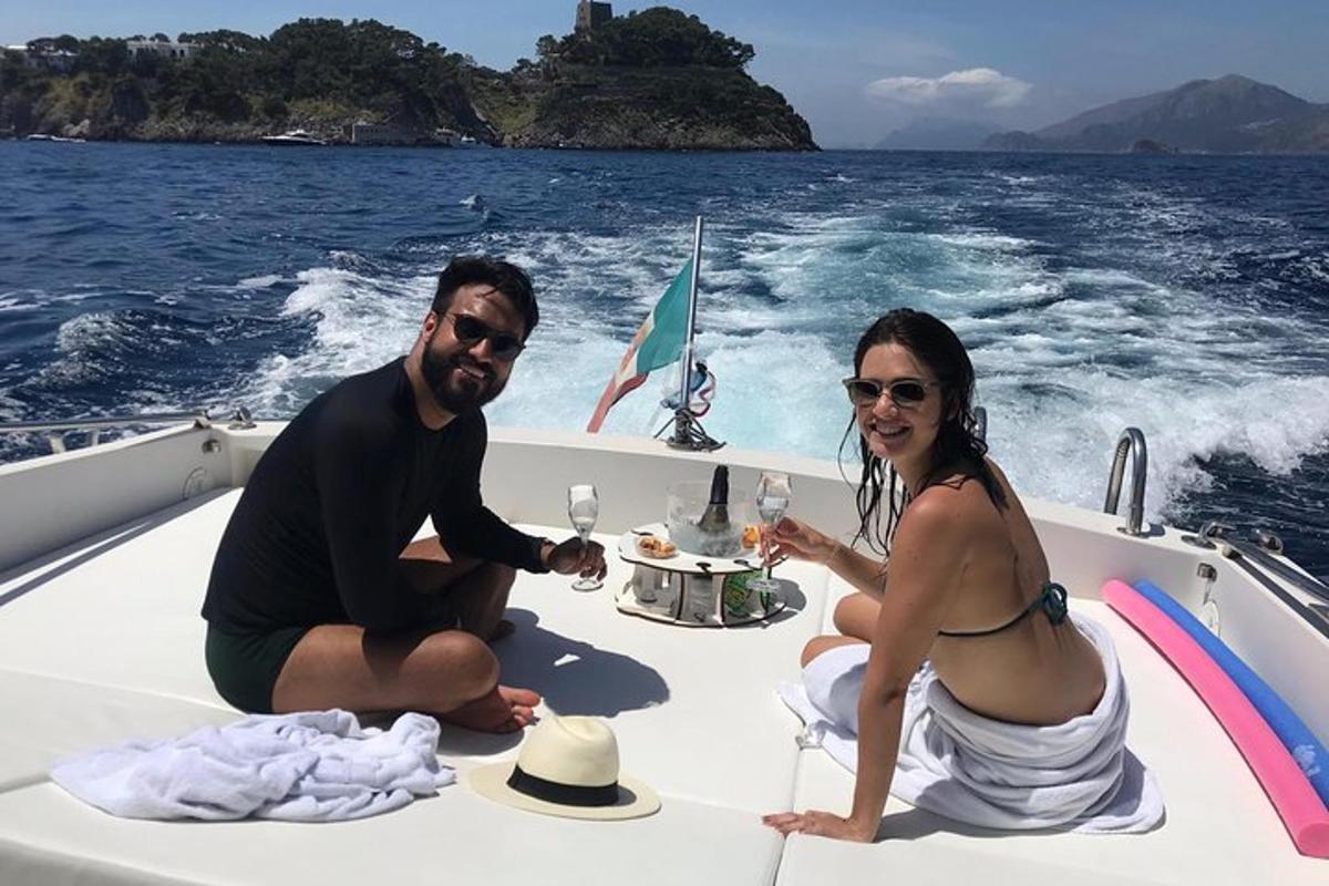 un uomo e una donna seduti su una barca