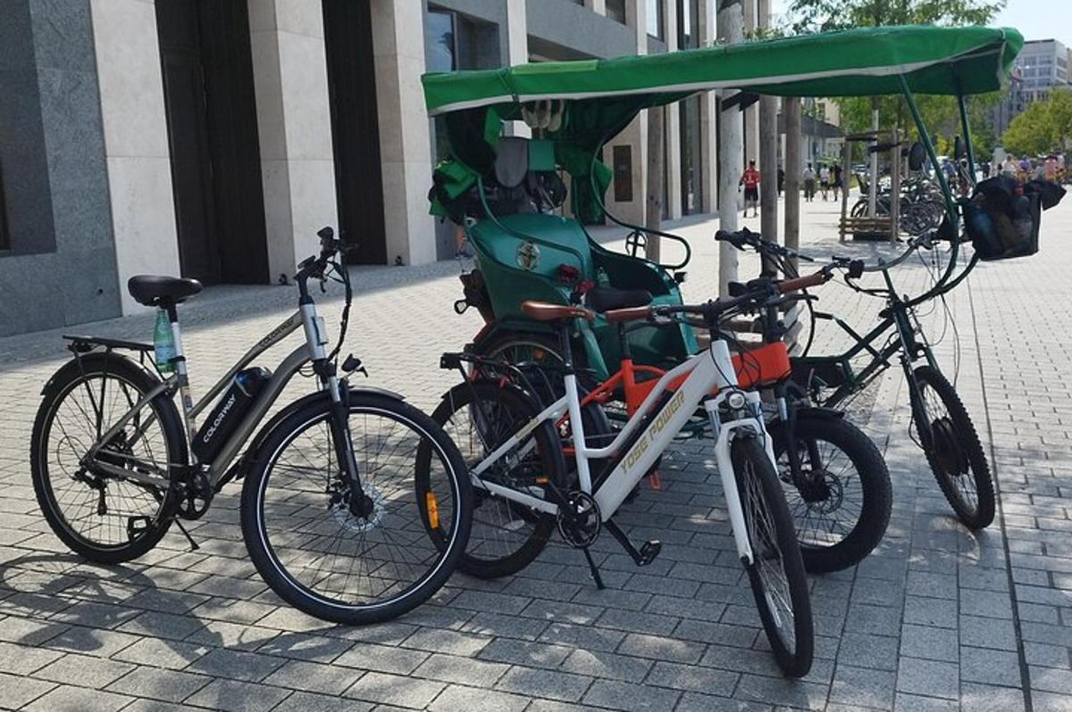một nhóm xe đạp đỗ cạnh một cỗ xe ngựa màu xanh lá cây