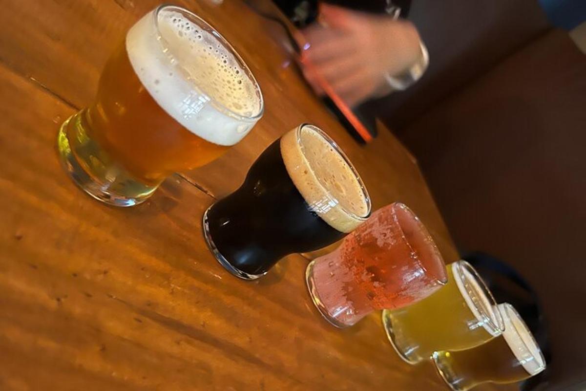 木桌上放着三杯啤酒
