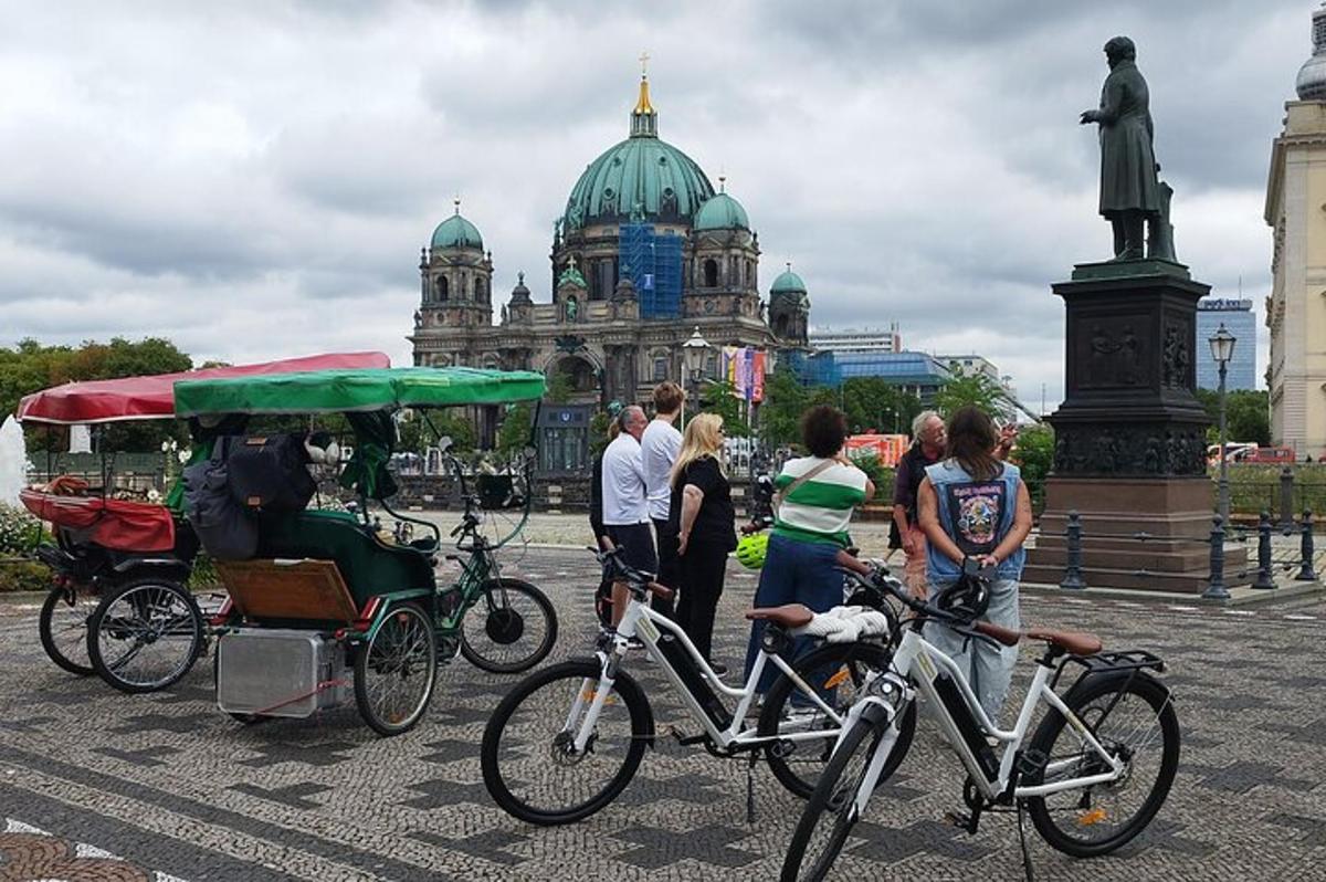 un gruppo di persone in piedi attorno a un carro con le biciclette