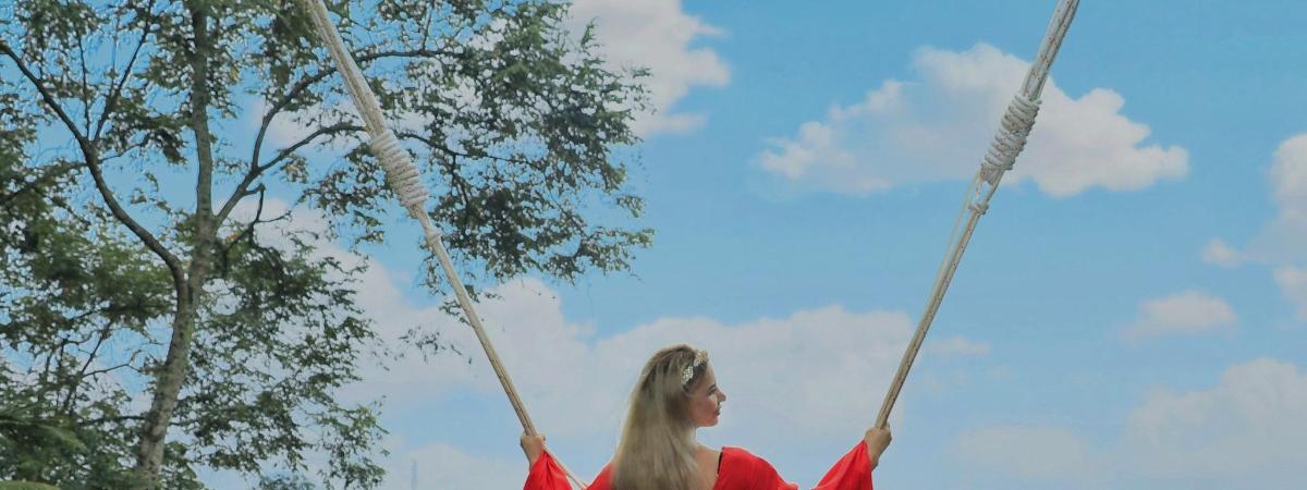 uma mulher está em um balanço de corda