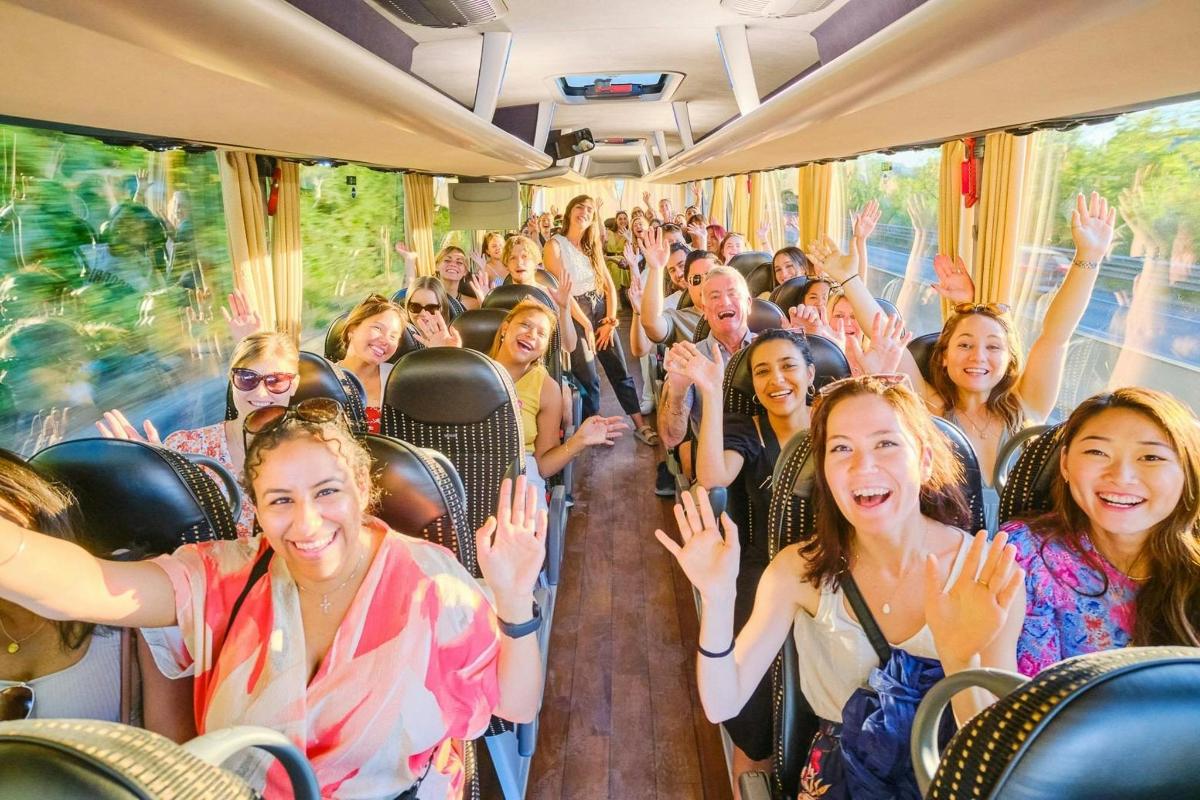 un gruppo di persone che viaggiano su un autobus