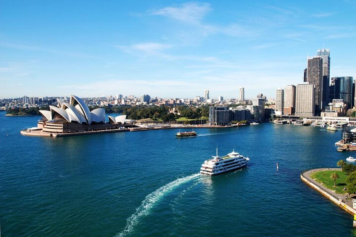 um barco em um rio com uma cidade de Sydney