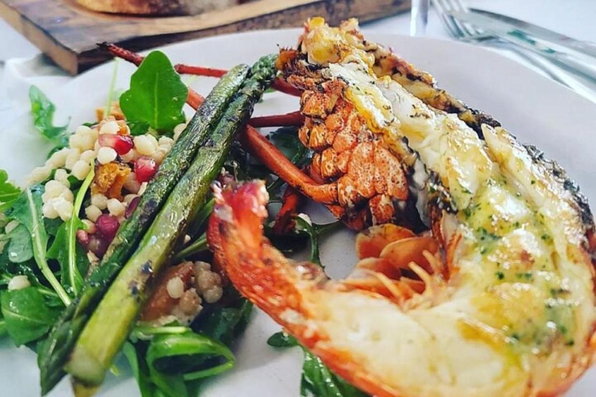 Un plato de comida con mariscos y verduras.